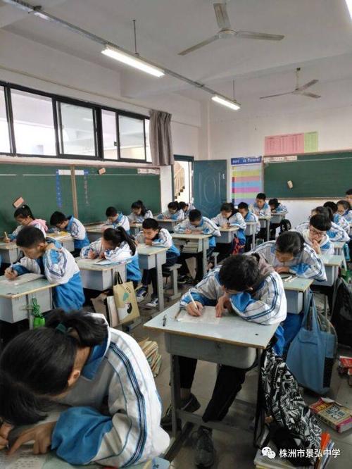 背记得很熟练,写得满满的获奖名单1501班一等奖:周佳乐二等奖:李雨霏